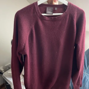 Oscar jacobsson Gustaf  - Säljer en sweatshirt från i merinoull från Oscar jacobsson. Storlek M. Kan mötas upp i Stockholm eller skicka. Bara att skriva om ni har några frågor