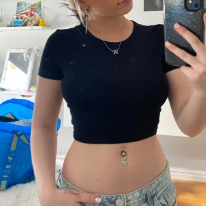 Zara baby tee🖤 - Säljer denna söta tröja från Zara!🖤 Endast använd 2 ggr så den är i toppskick🫶 Köpt för 200 kr💋