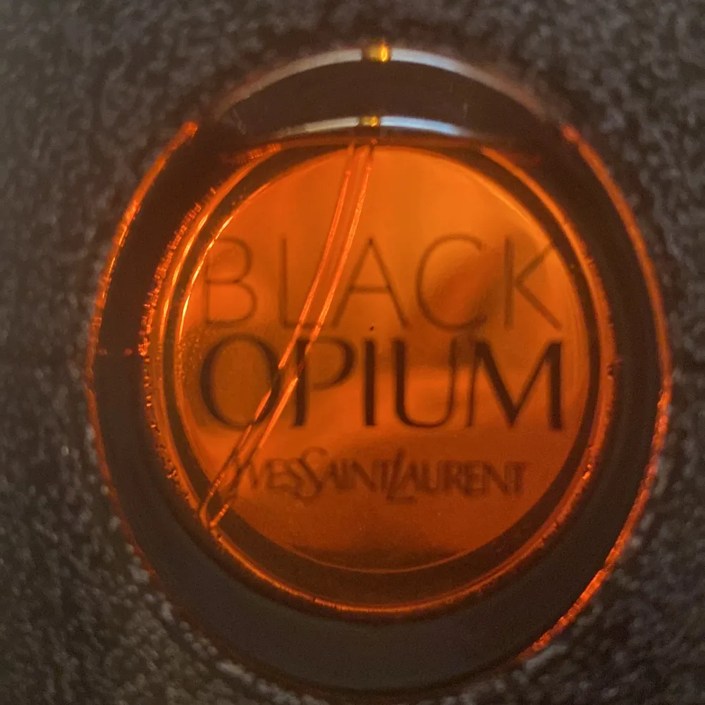 säljer nästan helt full black opium parfym, vi kommer överens om ett pris🩷. Accessoarer.