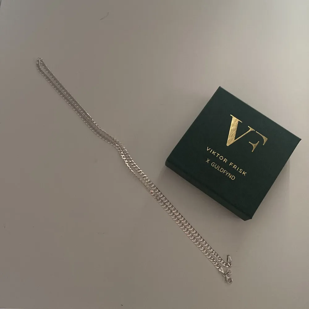 Silver halsband från guldfynd till salu, har börjat tröttna på detta halsband och vill gärna få något för det, såklart är de äkta och kommer med box och kvitto. Accessoarer.