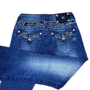 Miss Me jeans i modellen ”JP6085B/boot” midjemåttet rakt över är 37cm. Ytterbenet 102cm och innerbenet 83cm. Jeansen är som helt nya. Kontakta vid intresse!