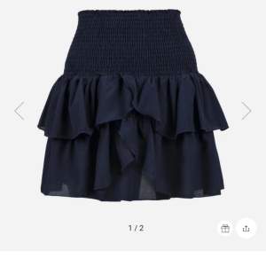 Blå volang kjol från neo noir! Nypris 449kr och den är bara använd några få gånger och är i toppskick, säljer då den är för stor för mig💓 kontakta gärna innan ni köper sen går de bra att trycka på köp nu!