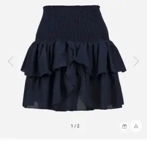Blå volang kjol från neo noir! Nypris 449kr och den är bara använd några få gånger och är i toppskick, säljer då den är för stor för mig💓 kontakta gärna innan ni köper sen går de bra att trycka på köp nu!