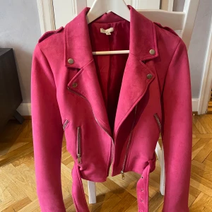 Rosa mocka jacka  - Rosa jacka i mockaimitation. Nästan oanvänd så väldigt fint skick.