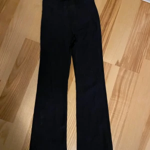 Mjuka jeans strl 140 - Begagnat skick. Katt finns i hemmet (allergivänlig ras). Jag är väldigt mån om mina köpare. Skulle du vara missnöjd med ditt köp så ta gärna kontakt med mig innan dåligt omdöme, så har jag en chans att rätta till det !