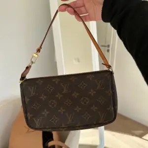 Säljer nu min fina Louis Vuitton pochette bag. Inköpt i somras och sparsamt använd. Äkthetsbevis finns. Köp direkt för 6500, först till kvarn🫶🏽