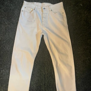Weekday Space jeans - Ett par weekday jeans i kräm, stl 29/32, rak passform, jag är 184. Dom har en färgfläck på höger ficka som ej går bort men den är inte så tydlig. Sen har dom ett litet ihopsytt hål på höger knä som inte heller syns tydligt på, annars är skicket bra. 
