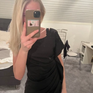 Svart klänning - En söt svart klänning som jag inte använder längre