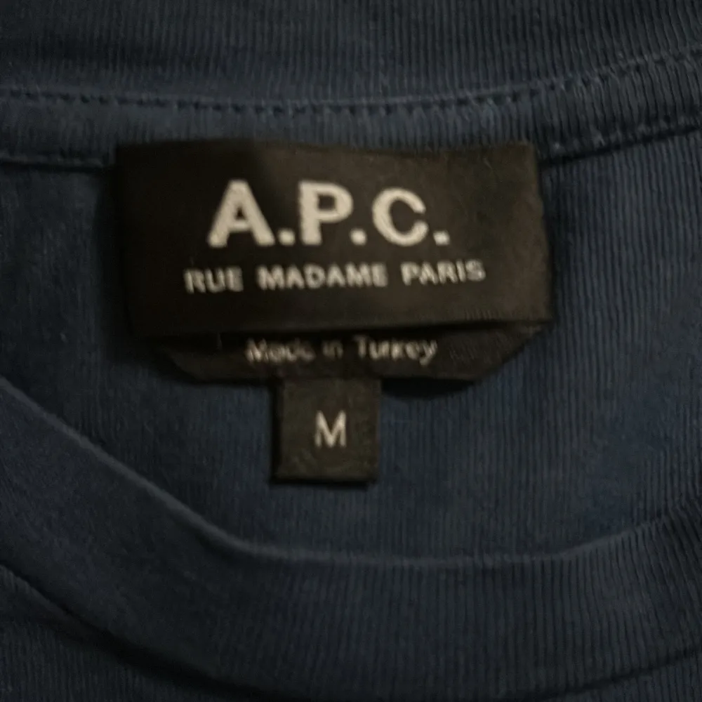 Mörkblå APC Tshirt i extremt bra skick! Inga defekter överhuvudtaget (textens slitning är del av designen). Nypris ligger på runt tusenlappen. Säljes då den inte passar mig.. T-shirts.