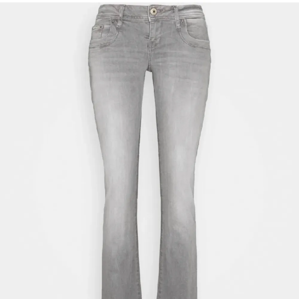 Jag säljer dessa jeans från ltb i färgen grå! Köpte de här på Plick men passade tyvärr inte mig. De är i nyskick, och har inga defekter eller liknande. De är i stl W25 och L32, (25/32). Hör av er för mer bilder!🥰. Jeans & Byxor.