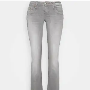 Jag säljer dessa jeans från ltb i färgen grå! Köpte de här på Plick men passade tyvärr inte mig. De är i nyskick, och har inga defekter eller liknande. De är i stl W25 och L32, (25/32). Hör av er för mer bilder!🥰