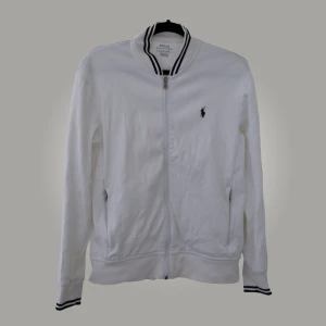 Ralph Lauren Fullzip - Riktigt snygg Ralph Lauren Fullzip i fint skick! Storlek S. Skick: 9/10, använd men inget som syns behöver dock strykas. Skriv för fler bilder eller vid funderingar 🤝