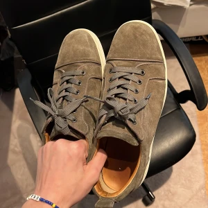 Christian Louboutin  - *INTRESSEKOLL* på dessa svinfeta loubs för att jag vill testa något nytt. Bra skick, lite smutsiga men overall inga skador på skorna. Box, 2 dustbags, skohorn och extra snören medföljer. Hör av er vid frågor eller funderingar!