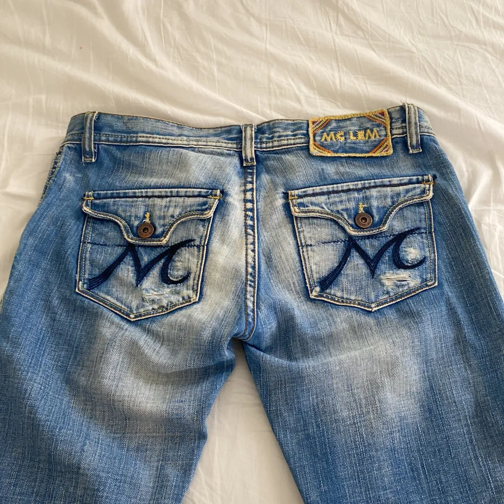 Säljer mina Lågmidjade bootcut jeans som jag köpte här på Plick men dom var för så för mig, (så jag kan inte skicka några bilder på) aldrig andvända. Mått: midja 39, innerbenslängd 85 💗. Jeans & Byxor.
