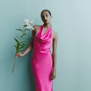 Zara klänning - Svin snygg satin klänning från zara! Nyskick