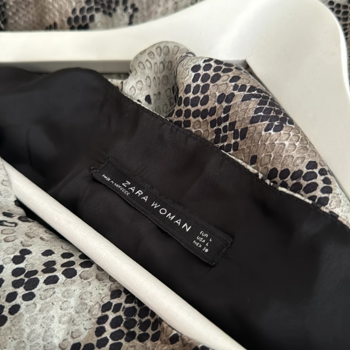 Klänning i ormmönster - 91