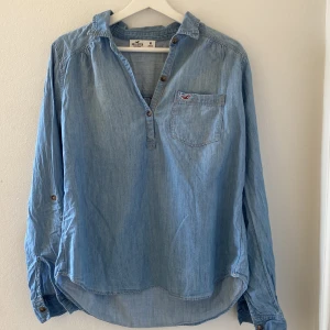 blå skjorta - blå hollisterskjorta (M) med rak och behaglig passform som passar många. skjortan har används sparsamt och är i bra skick!   skicka i dm om ni har några frågor 💞