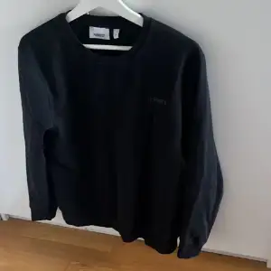 Svart burberry sweatshirt cond 8/10 M/S 999kr