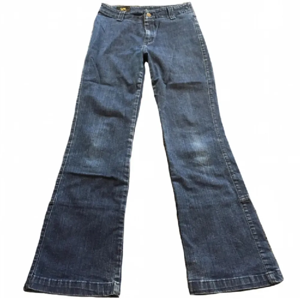 Unika mörkblå jeans från lee! Midrise/högmidjade, i 70tals stil utan fickor! Midjemått 67,5cm Innerbenslängd 73cm. Jeans & Byxor.