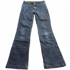 Unika mörkblå jeans från lee! Midrise/högmidjade, i 70tals stil utan fickor! Midjemått 67,5cm Innerbenslängd 73cm