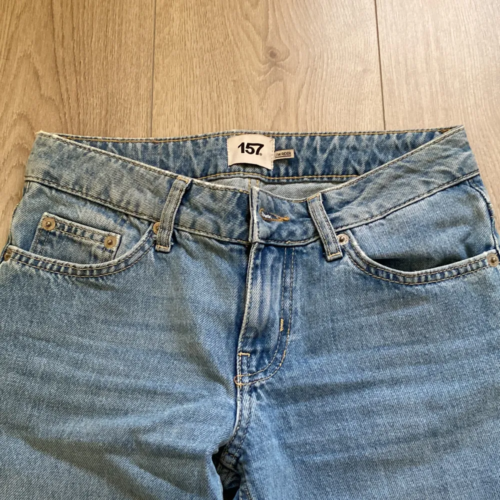 Säljer dessa snygga populära jeansen. Passar någon som har xs då lager har väldigt stora storlekar. Ljusblåa sitter vädligt bra runt rumpa och lår!! . Jeans & Byxor.