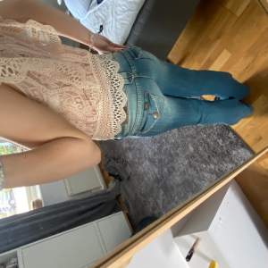 Lågmidjade bootcut Lee jeans, fint skick!!💗  blusen på första bilden säljs också i annan annons!!!🌸🌸