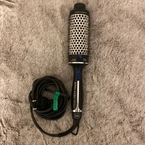 Björn Axén värmeborste  - En jätte bra Björn Axén värmeborste, använt den en del men funkar fortfarande jätte bra! 45mm 