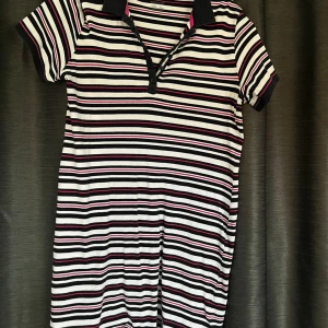 Klänning - Klänning som går att använda som lång tröja, fint skick. Använd fåtal gånger