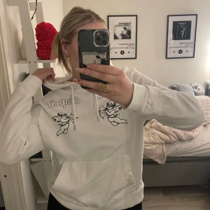 Hoodie - Vit hoodie i strl M, använt fåtal gånger 