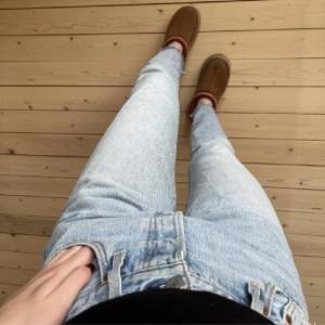 Ljusblåa Levi’s jeans i modellen 501 straight. W25 L30 Köpa på Plick men passade inte, bilderna är lånade. Sista 3 bilderna har dåligt ljus! Fina i sparsamt använt skick.