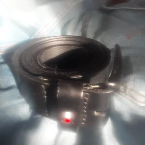 Tommy hilfiger bälte - Köpt för 600 säljs för 22 passar utmärkt för svarta kostymbyxor