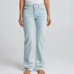 Säljer min ljusblå jeans från bikbok, då dom blivit för korta på mig.Midwaist jeans som är jätte snygga!!  I jätte bra skick och där av priset. Storlek 27 midjan och 34 i längden💓