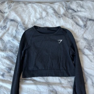 Gymshark tröja - Svart gymshark tröja med hål för tummarna. Prislappen är bortklippt men hade gissat på storlek XS då den är så kort!
