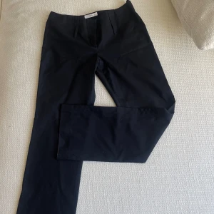 Lågmidjade kostymbyxor  - Lågmidjade kostymbyxor, för små för mig tyvärr. Står storlek 40 på lapp men skulle säga ungefär 32/34💗 jättesnygg modell från PRADA 