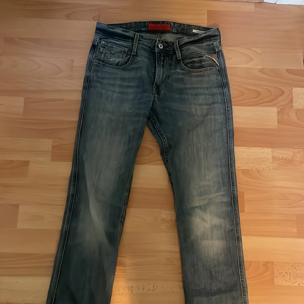 Stilrena och bekväma blå Replay Anbass jeans i perfekt storlek W30/L32. Passar alla tillfällen.  Tveka inte på att höra av dig! Nypris 1800. Jeans & Byxor.