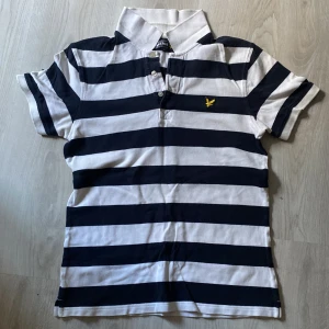 Lyle scott piké - Vit/blå lyle scott piké. Oanvänd!