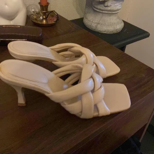 Beiga mules - Beiga mules me liten klack. Storlek 39. Från märket z_code_z