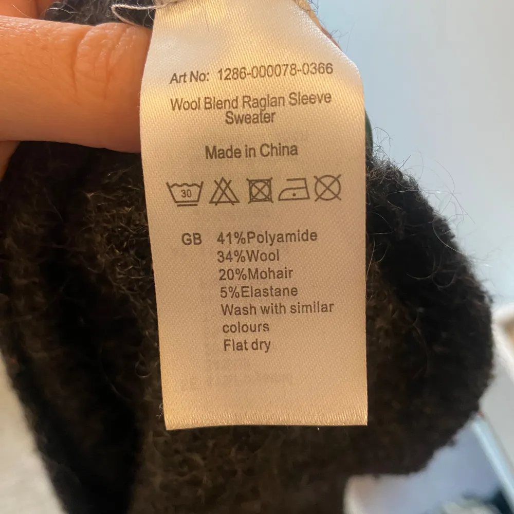 Supersnygg stickad grå/svart tröja från NA-KD. Stickat.
