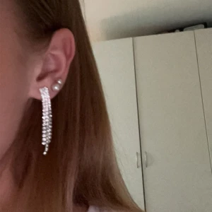 Örhängen  - Jättefina örhängen som fungerar till vardags och fest, de är silvriga och säljs i par💕💕