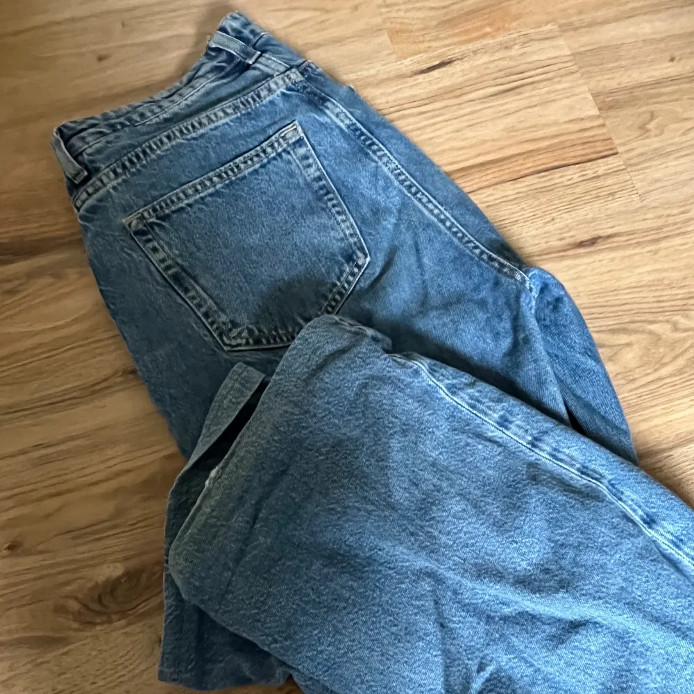 Säljer jeans som inte är min stil men i jättebra skick. Lite långa på mig som är 160 cm. Tveka inte vid frågor om pris eller plagget😊. Jeans & Byxor.