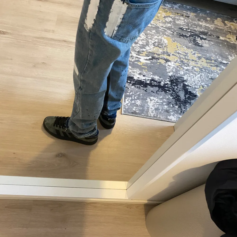 Ljusblå gallery dept byxa med en originell passform Flared.  Perfekt kondition dock är midjan små för dens längd och bred. Jeans & Byxor.