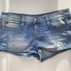 Lågmidjade shorts - Supersnygga Lågmidjade shorts från märket miss sixty, storlek W28, rakt över midjan är det 40cm och från grenen och upp är det 20cm😊 I toppen skick! De är väldigt unika därav lite dyrare pris💕