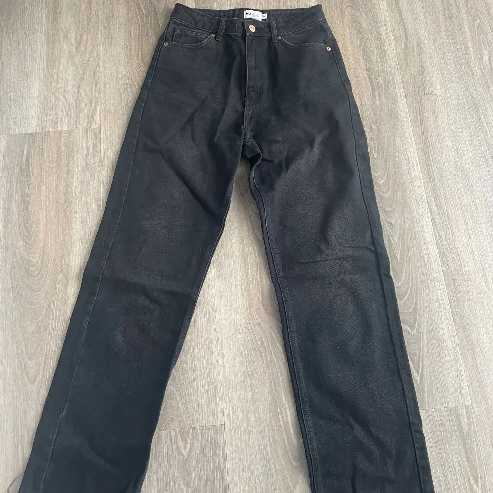 Svarta jeans från NAKD i st 36. Använda få gånger. . Jeans & Byxor.