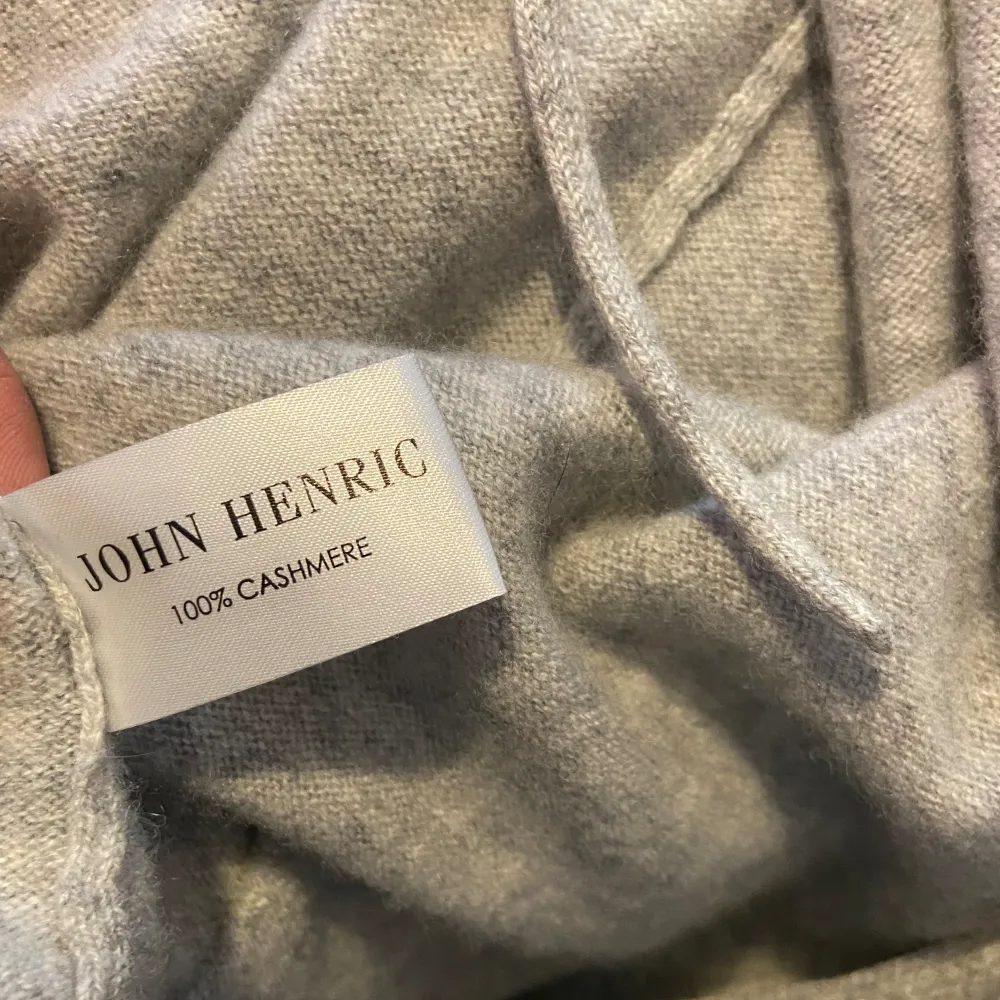 Säljer nu min snygga Kashmir hoodie från John Henric, köpt på NK i januari och nästintill oanvänd, skulle säga 9,5/10. Storlek S men passar fler storlekar. Ny pris: 2500 mitt pris 1500. Kvitto finns och tillkommer. Skriv vid funderingar🙌. Tröjor & Koftor.