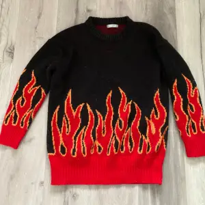 Stickad tröja med eld ”tryck” 