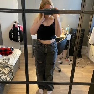 Jeans - Jeans från H&M, aldrig använda, prislapp finns kvar. Så i ett jätte fint skick. Säljer dem här jeansen eftersom att jag råkade beställa helt fel modell. 300kr + frakt