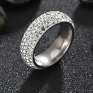 Säljer dessa tre ringar och armbandset från shein. Den glittriga ringen är 1,9 diamanter och samma med tiger ringen. Stjärn ringen är 1,8 diamanter. 