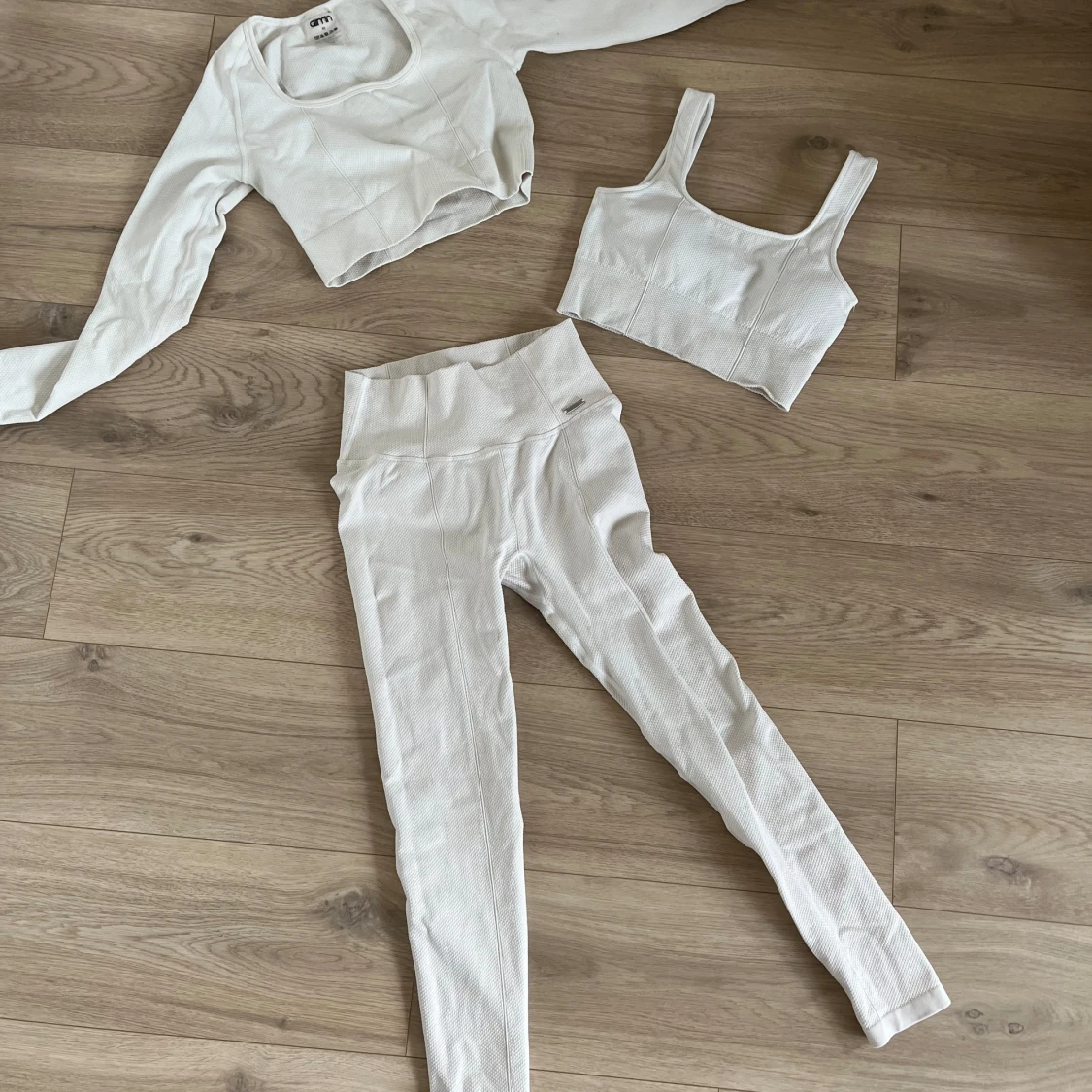 Komplett vitt träningsset från Aim’n - 90