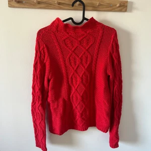 Stickad röd tröja - Knappt använd. 