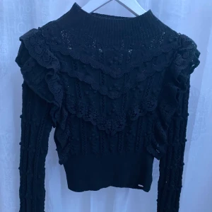 zara topp - Säljer nu denna helt oanvända zara toppen med fina volanger och  detaljer, inga fläckar eller hål🤍stolek s men passar även xs, hör av er för mer bilder osv🤍pris: 250kr🤍